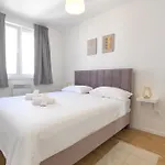 Nora With Private Parking Apartment *