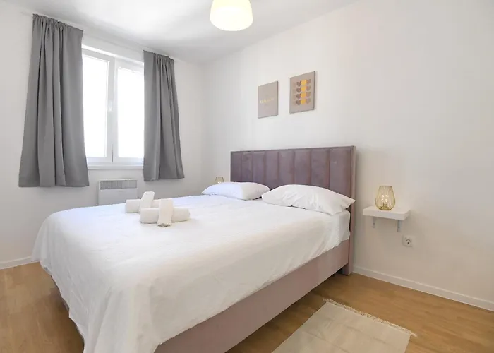 Nora With Private Parking Apartamento *